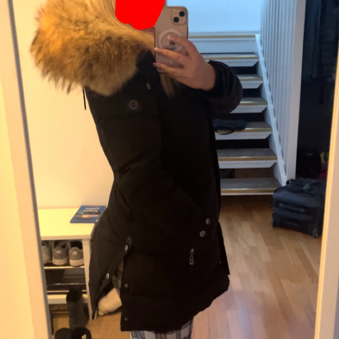 Svart dunjacka från Hollies