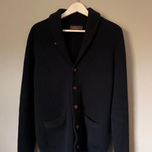 Mörkblå cardigan - Morris - Använd få gånger, nypris 3000 , inga defekter