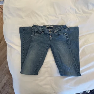 Lågmidjade jeans  - Snygga extremt lågmidjade bootcutjeans från Twenty Easy. I storlek 30.