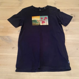 Svart t-shirt Jack and jones - Säljer en svart/mörkblå t-shirt från Jack and Jones med coolt tryck . Skriv för frågor och mått
