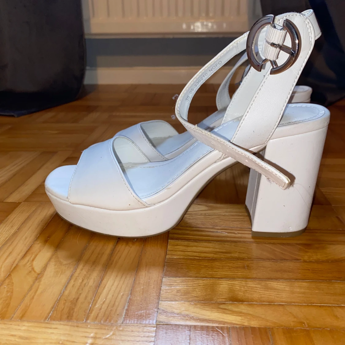 Vita klackskor med spänne - 1