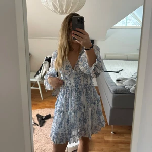  Klänning  med volangdetaljer - Säljer denna fina klänningen, bekväm med öppen rygg! Perfekt till sommaren 🤩Storlek XS men man kan även ha den som S eller M 