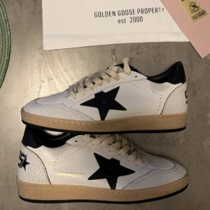 Golden Goose Ballstars - Skick - 9/10 - dustbag medföljer, ej box  Pris - 2099  Strl - 42  Vid frågor eller funderingar tveka inte på att höra av er!  MvH starrclothing🍾🍾
