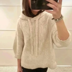 Beige stickad hoodie - Mysig beige stickad hoodie från H&M med trekvartsärm. 350kr + frakt 