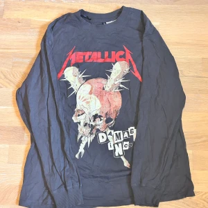 Svart Metallica långärmad tröja - Cool svart långärmad tröja med Metallica-tryck. 