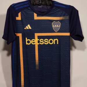 Boca Junior Sweden Edition  - Dehär är Boca Juniors matchtröja 2024 med den Svenska flaggan på.                                                                                Tröjan är helt ny och oanvänd!!!!