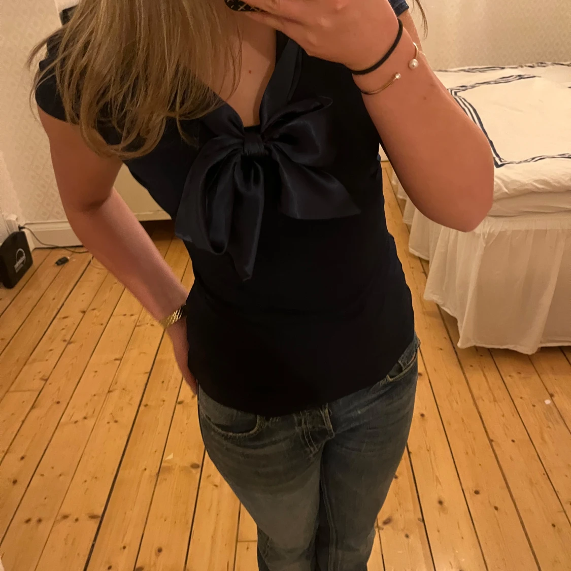 Marinblå topp med rosett