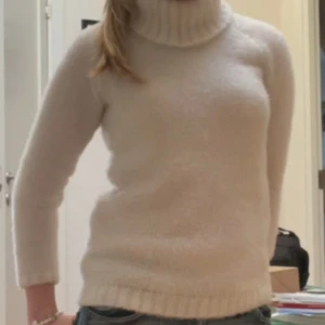 Vit stickad polotröja - Mysig vit stickad polotröja 🤍🤍 den är i barnstorlek men skulle säga att den sitter som S!!!!!