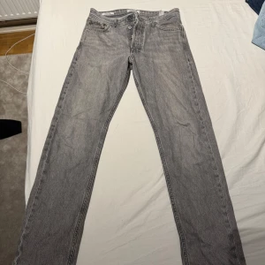 Grå jeansbyxor - Snygga grå jeansbyxor med en klassisk straight passform. De har en knapp- och dragkedjestängning framtill och är perfekta för en avslappnad stil. Passar bra till både t-shirt och skjorta. Pris kan diskuteras.