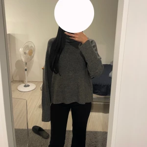 Grå stickad tröja  - Med polokrage 