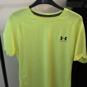 Under Armour T-shirt - Unik och fräsch Under Armour tröja i gul/neon färg (M)