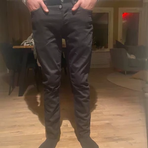 Svarta jeans från Acne Studios - Tja säljer dessa Acne Studios jeans i nyskick för endast 349. Nypris 1500. Storlek 29/34 Hör av dig vid minsta funderingar😀