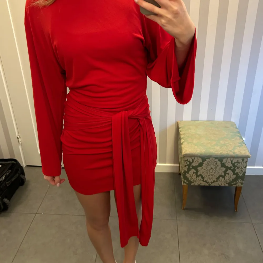 Superfin röd klänning från Gina, använd endast 1 gång. Säljer då jag inte har användning för den. Superfin passform! Nypris ca 500kr skriv vid frågor eller fler bilder!🥰. Mekot.