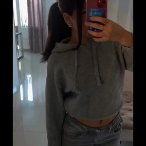 Slutsålda Zara hoodie  - I perfekt skick, inga konsistenser med tröjan. Storlek S. Säljer för 210, skriv för mer info💕