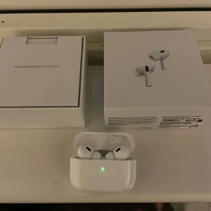 Airpods-pro - Säljer mina hörlurar ANC använda 3 veckor typ gånger skriv om ni har frågor