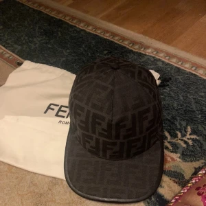 Fendi keps - Tjena Säljer min nya fendi svart/grå. Kepsen kostar runt 5000kr på Fendi hemsidan men mitt pris är 1500. Dust bag och påse alllt ingår men tyvärr har jag inte kvitton. Hör av er för mera bilder osv😁