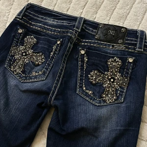 Miss Me Jeans - Miss me jeans i nyskick, storlek 27 i signature skinny (raka ben). Skulle säga att dem passar S men också M. 🫶🫶🫶 jag tar gärna swish och i priset som vi kommer överens över så är frakten inräknat ❤️❤️❤️ har även andra miss me jeans ute!   Midja: 86 cm Längd: 100 cm