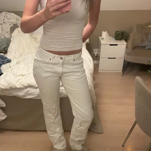 Vita low waist jeans  - Från märket never denim i modellen low straight. Midja 28, längd 32. Endast använda enstaka gånger. Inga defekter. Snygga och bekväma även om de sitter lite konstig på bilderna dö de är för små! Nypris 699. 