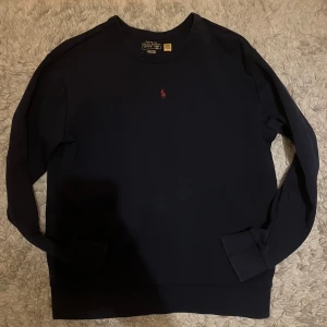 Ralph Lauren tröja  - Säljer nu en riktigt fin marinblå Ralph Lauren sweatshirt för riktigt bra pris. Tröjan är i väldigt bra skick och endast använd några gånger. Storlek är L i barnstorlek men sitter typ som XS. Skriv vid funderingar!!!!