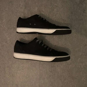 Lanvin sneakers - Säljer nu ett par lanvins - endast lite smutsiga annars fint skick - hör av dig vid frågor och funderingar! 