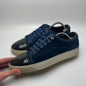 Lanvin skor - Hej! Säljer nu dessa sjukt snygga Lanvin skor. Skorna är i toppskick! Vi rekommenderar att gå ner en storlek. Har ett begränsat antal boxar och dustbag! Hör gärna av dig vid frågor 