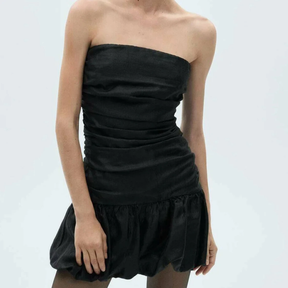 Svart axelbandslös klänning