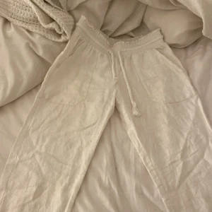 Beige linnebyxor med snörning - Säljer dessa superfina linnebyxor då de är lite för små för mig! Nypris 799