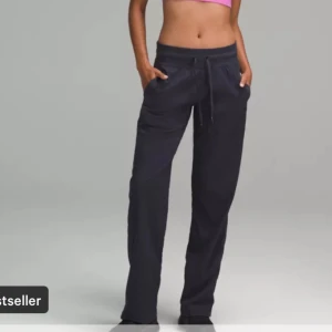 Svarta Lululemon dance studio pants - Säljer dess träningsbyxori modellen dance studio pants från lululemon💕💗 byxorna går att spänna åt längst ned annars är dom raka i passformen, är som nya då jag bara använt de ett fåtal gånger. Den första bilden är navy färgen jag säljer i färgen svart men de är i samma modell. Köpte för 1200 kr🩷