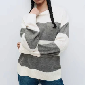 Randig tröja i grått och vitt - Säljer en mysig randig tröja i grått och vitt. Den är använd 1 gång❤️stl XS men tycker mer den är som en S