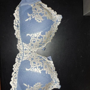 Blå spetsbehå från intimissimi  - Ljus blå behå från intimissimi med vacker spetsdetalj i vit. . Bra pass form. Knappt använd.