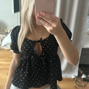 Svart prickig blus med knytning - Tröja med roset knytning fram ( man kan knyta själv) super fin och mycket bra skick 🤩💞