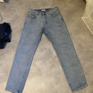 Blå jeans från Woodbird - Snygga blå jeans från Woodbird i klassisk design. De har en rak passform och är tillverkade i denim med en traditionell femficksmodell. Perfekta för en avslappnad stil.