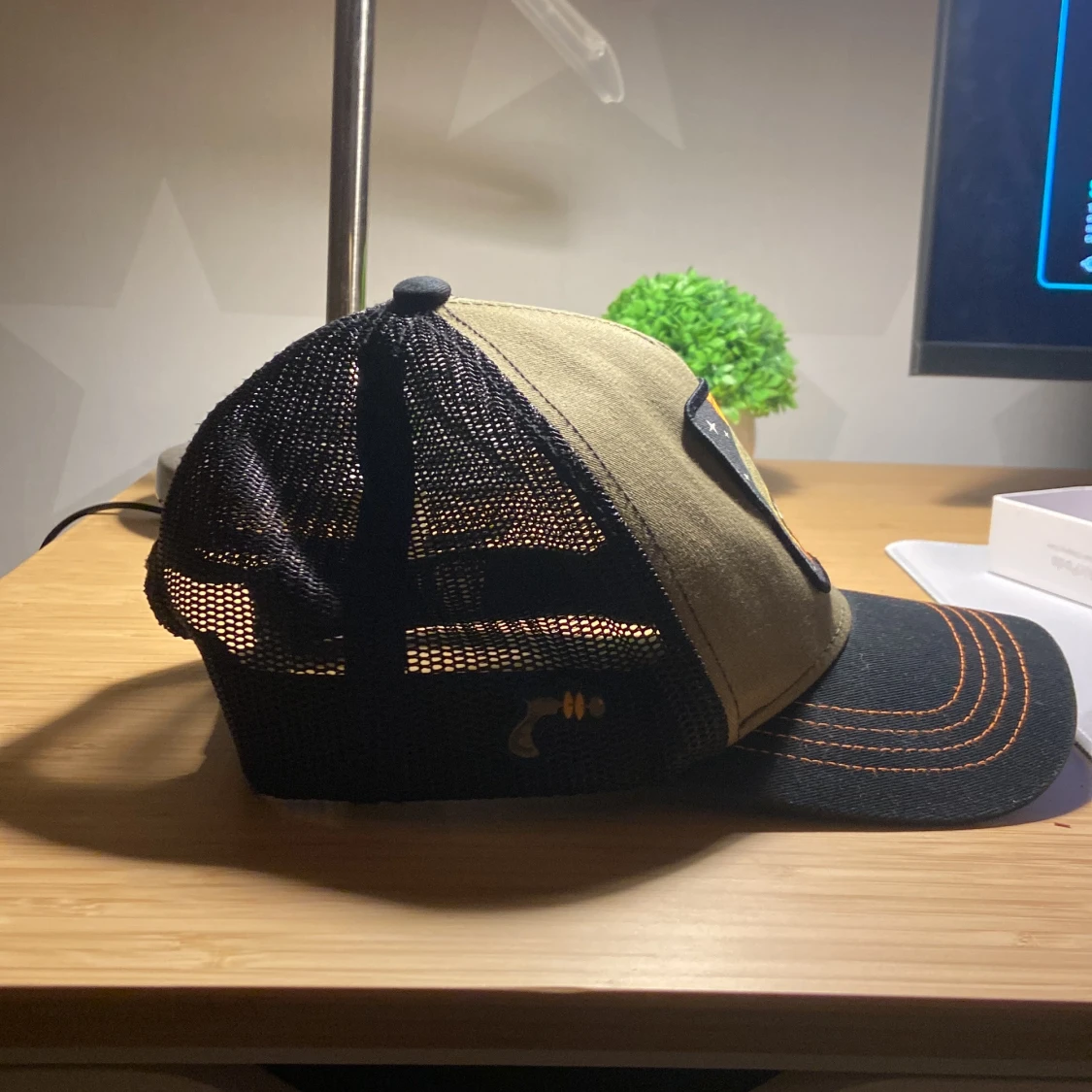 Beige och svart keps med broderad patch - 2