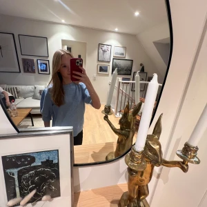 Ljusblå stickad tröja - Säljer en ljusblå stickad tröja med rund hals och ribbade kanter. Perfekt för kyligare dagar och ger en mysig känsla. Passar bra till både jeans och kjol.