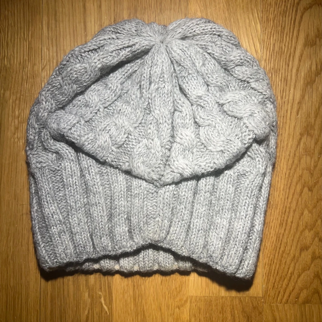 Grå stickad mössa  - 1
