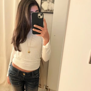 Långärmad tröja - Säljer en vit långärmad tröja med slits ärm. Den har aldrig kommit till användning för den är för liten. Skriv för frågor eller köp💕