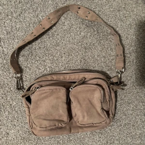 Beige axelväska med nitar - Superbra skick, använd två gånger 🤍
