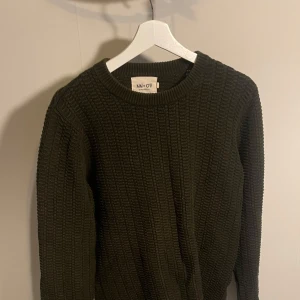 Grön Crewneck Nn07  - Nn07 crewneck i olivgrön fårg, skick 9/10 inga fel alls. Storlek M, jag är är 180 cm 70 kg! Hör av dig om du har några frågor!!
