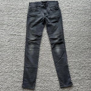 REPLAY ANBASS HYPERFLEX  - Replay anbass hyperflex jeans - Slim fit passform - Storlek W30/L32 - Nypris runt 1800kr -  Deluxecloset