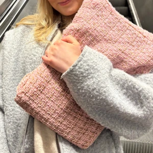 Datorfodral 002 Ljusrosa - SÅLD kolla i vår profil där du kan köpa exakt likadant!💞 Étui UF datorfodral är handsydda i tweedtyg som ger en unik look till din outfit!