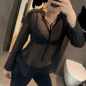 Topp o spets från Gina-tricot  - Mycket bra sick, andvänd några få gånger. Inget slitage, skriv om du undrar över något, är mycket flexibel med priset🥰