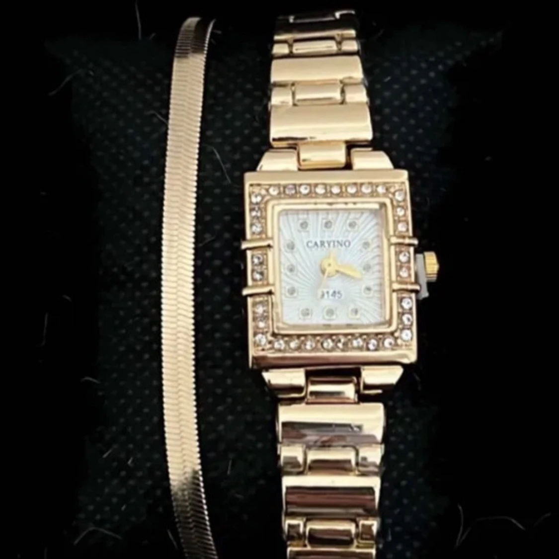 Guldfärgad klocka från Cartino