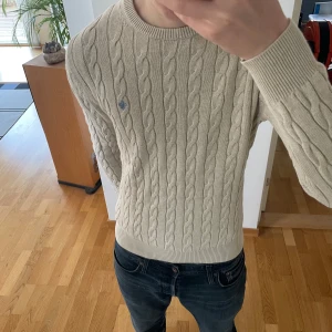 Morris Kabelstickad Tröja  - Säljer en as fet stilren kabelstickad tröja från Morris. Nypris ligger på 1200 och den är i toppskick och sitter i Storlek S. Hör gärna av er vid frågor eller funderingar!!