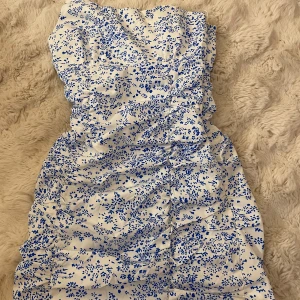  sommar klänning 💙 - En jätte fin vit sommar klänning med blå blommor, knappt använd🤍💙