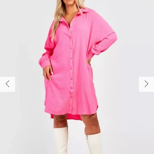 Vit skjortklänning - Säljer en stilren vit skjortklänning med knappar framtill. Klänningen har en lös passform och långa ärmar med knappdetaljer vid ärmsluten. Perfekt för en avslappnad och chic look. 🕊️ Från boohoo, storlek 46