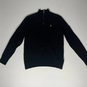 Morris halfzip - Säljer en riktigt snygg Morris halfzip 100% merinoull i storlek S men sitter som SX. Det är i väldigt fint skick och vid frågor är det bara att höra av sig