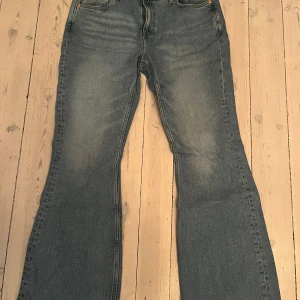 Jeans bootcut/flare/utsvängda - Ljusblåa Weekday Milla storlek 33/32. Nyskick! Använda en gång. Hämtas i Hornstull eller Stockholm city.