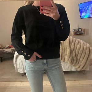 Svart stickad med knappar - Jätte fin tröja med söta guld knappar💕