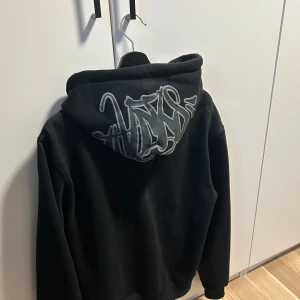 Syna World Hoodie - Säljer min syna world hoodie då den inte längre passar. Har brallorna också men dem passar, därför säljes endast hoodie. Riktigt fint skick, strlk S