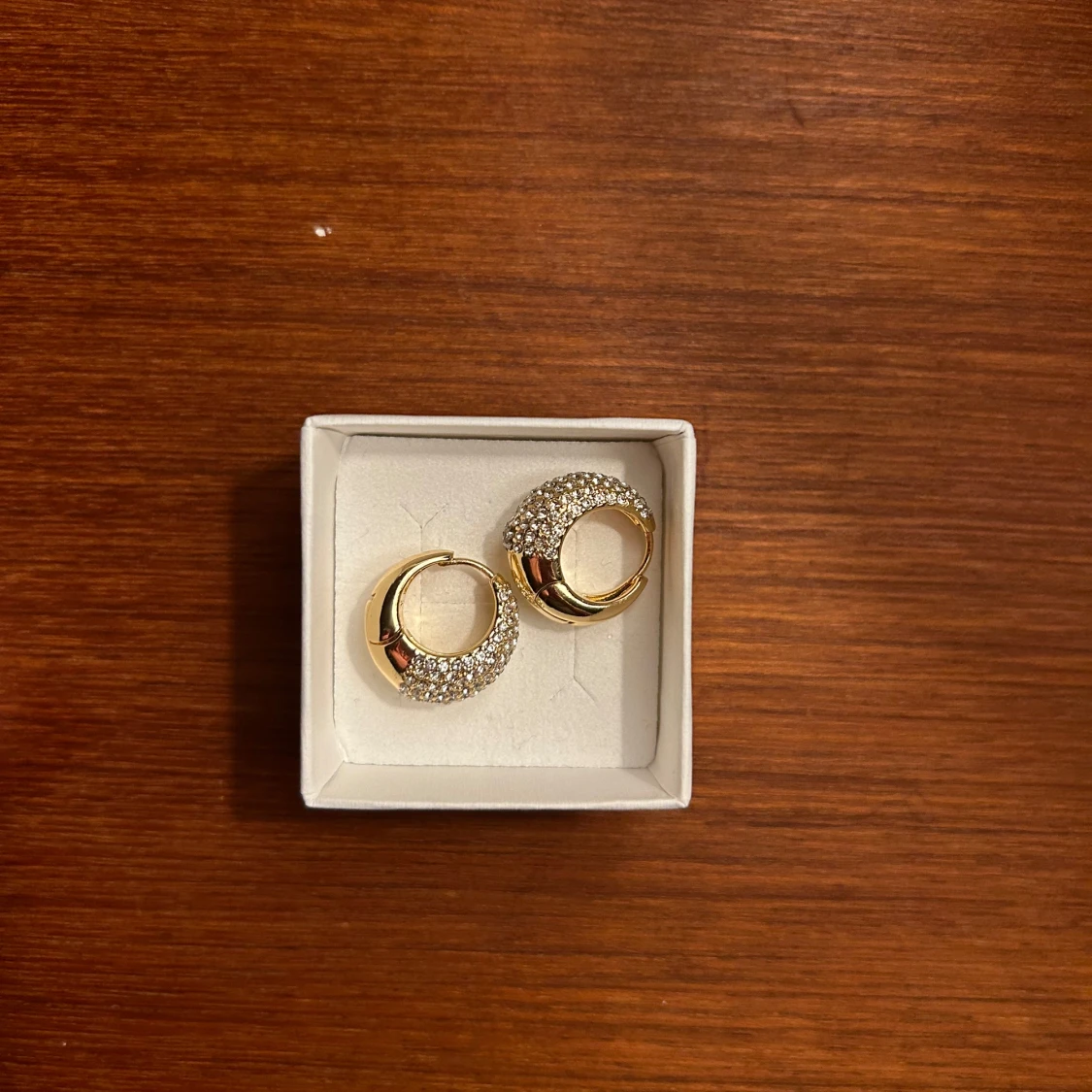 Guldörhängen med glittriga detaljer